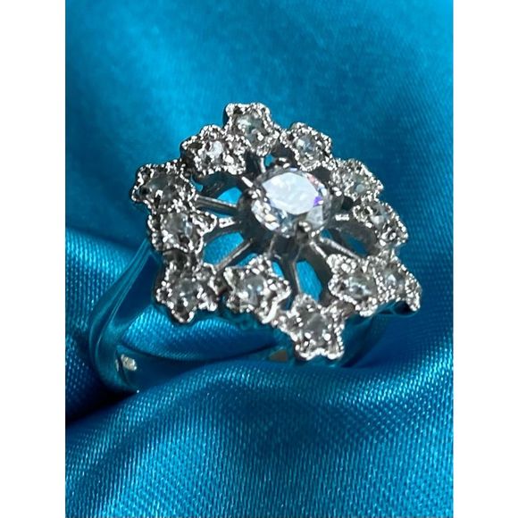 DD# Striking Ring Multiple Cz in 925 Silver & Rhodium overlay. Sz 7 - Picture 9 of 12